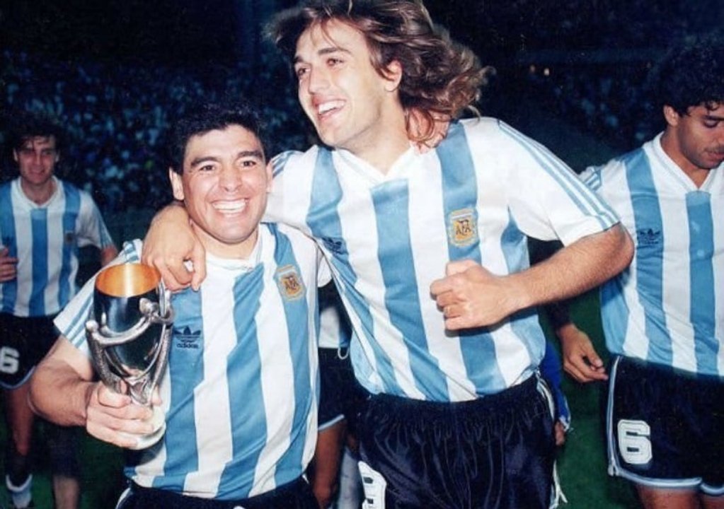 La fascinación por Maradona, la idolatría por Francescoli y quién tiene sus  trofeos y camisetas emblemáticas - LA NACION
